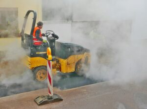 Macchinario diesel in funzione che emette fumi in un’area di lavoro