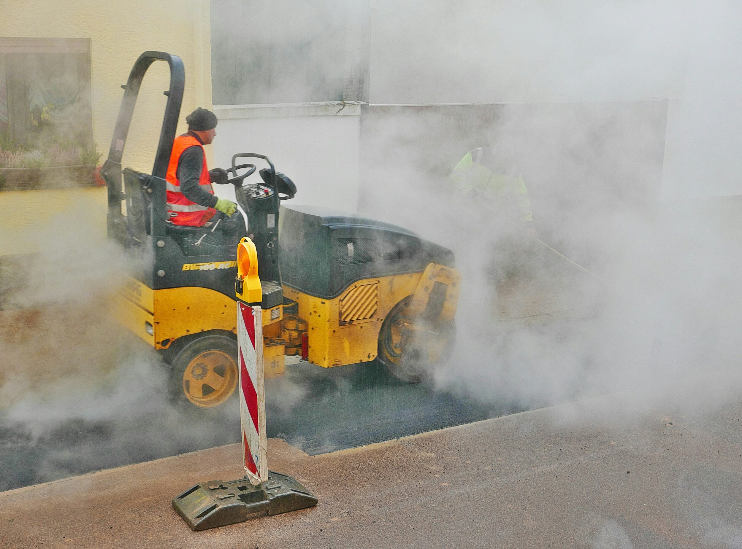 Macchinario diesel in funzione che emette fumi in un’area di lavoro